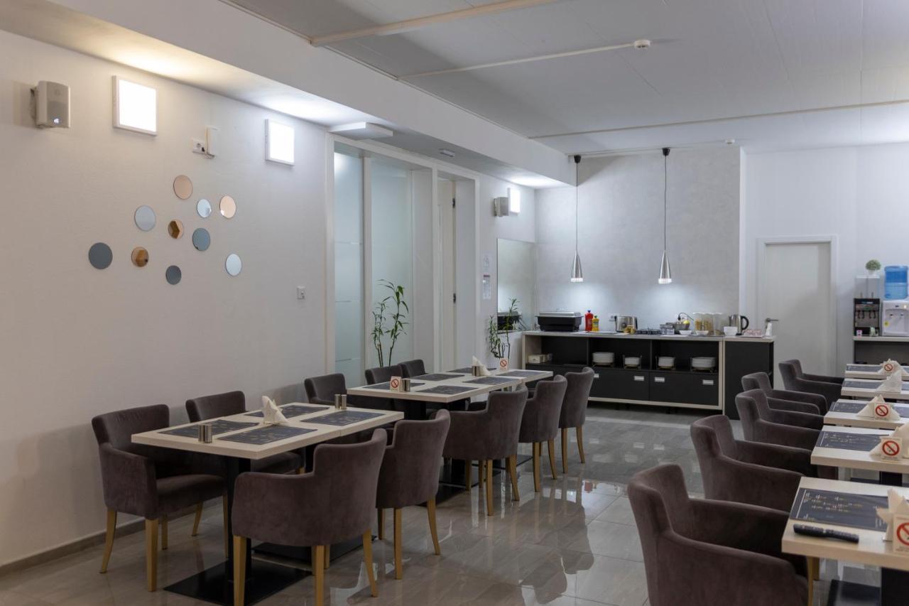 Garni Hotel 11Tica Dm Нови-Сад Экстерьер фото