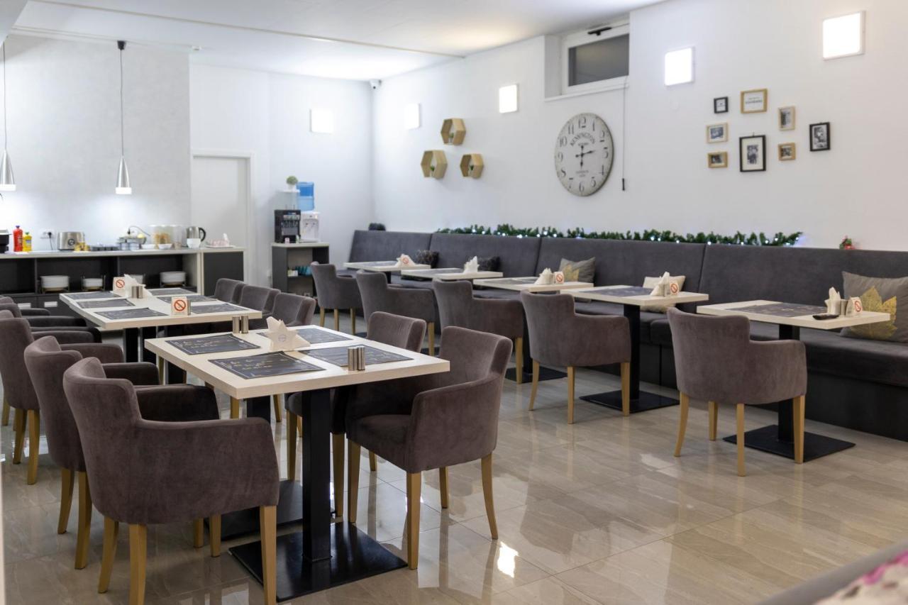 Garni Hotel 11Tica Dm Нови-Сад Экстерьер фото