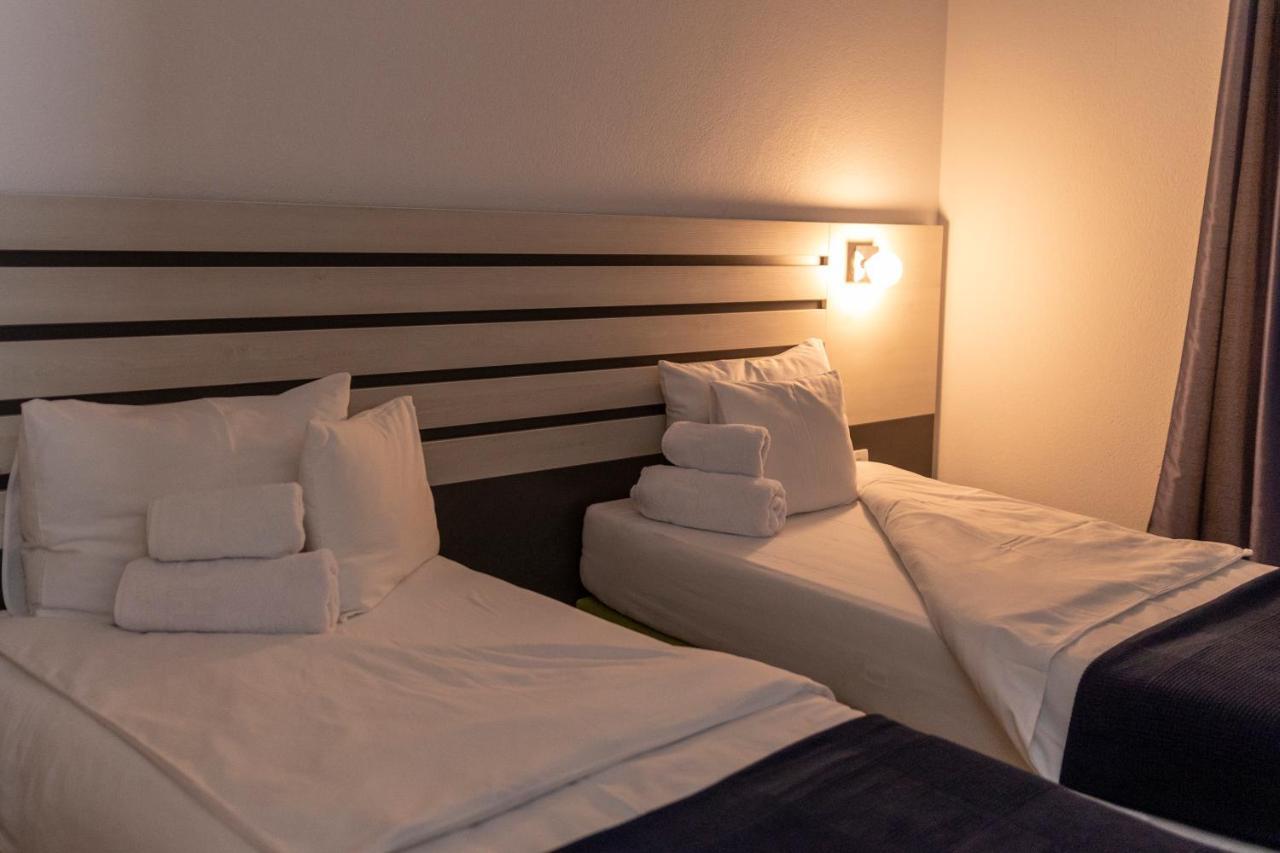 Garni Hotel 11Tica Dm Нови-Сад Экстерьер фото
