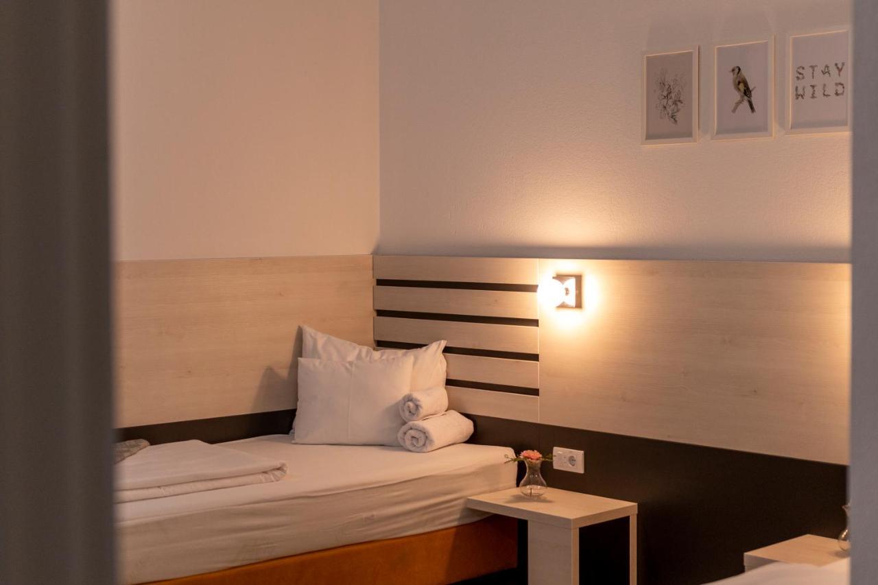 Garni Hotel 11Tica Dm Нови-Сад Экстерьер фото