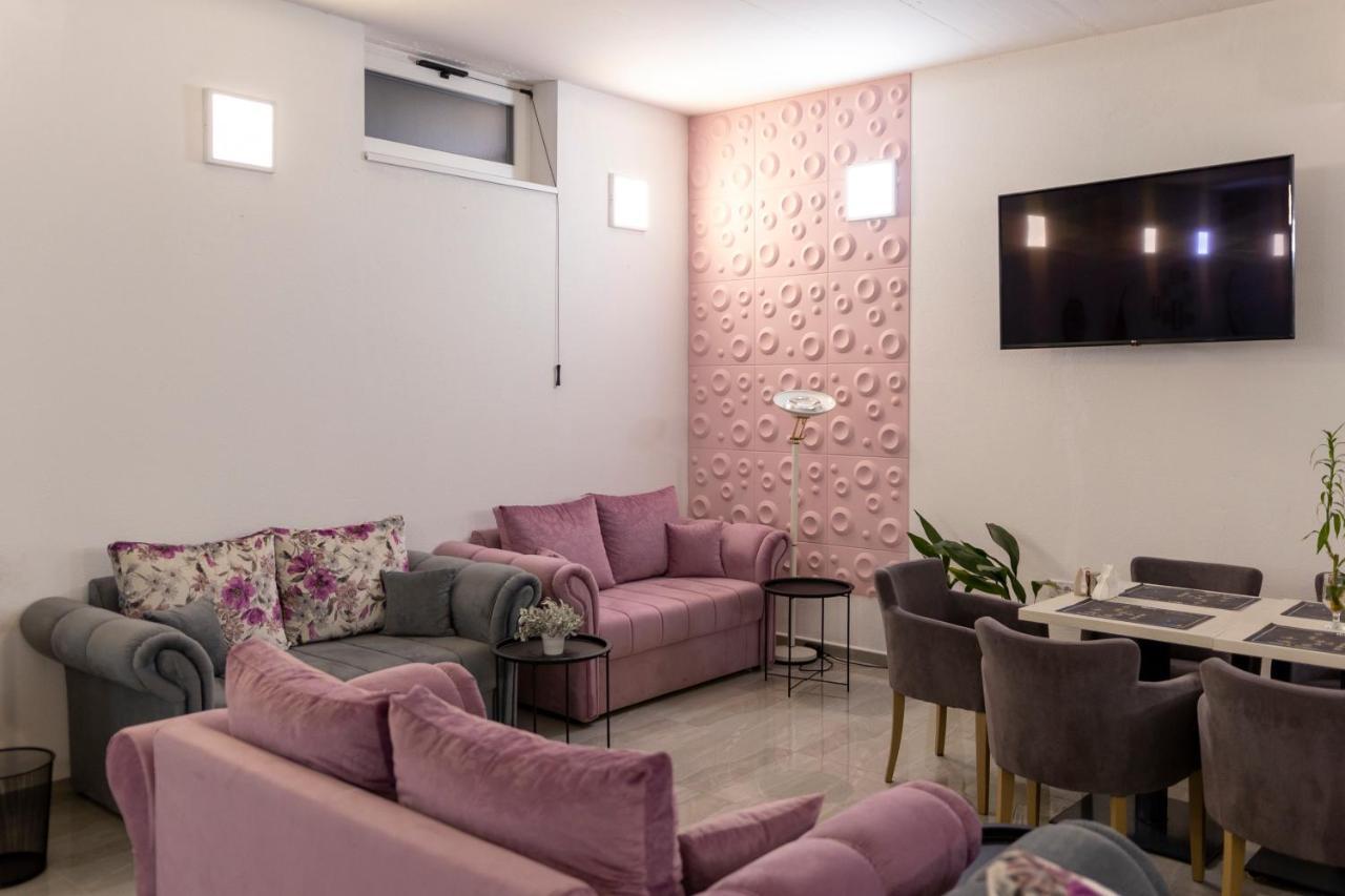Garni Hotel 11Tica Dm Нови-Сад Экстерьер фото
