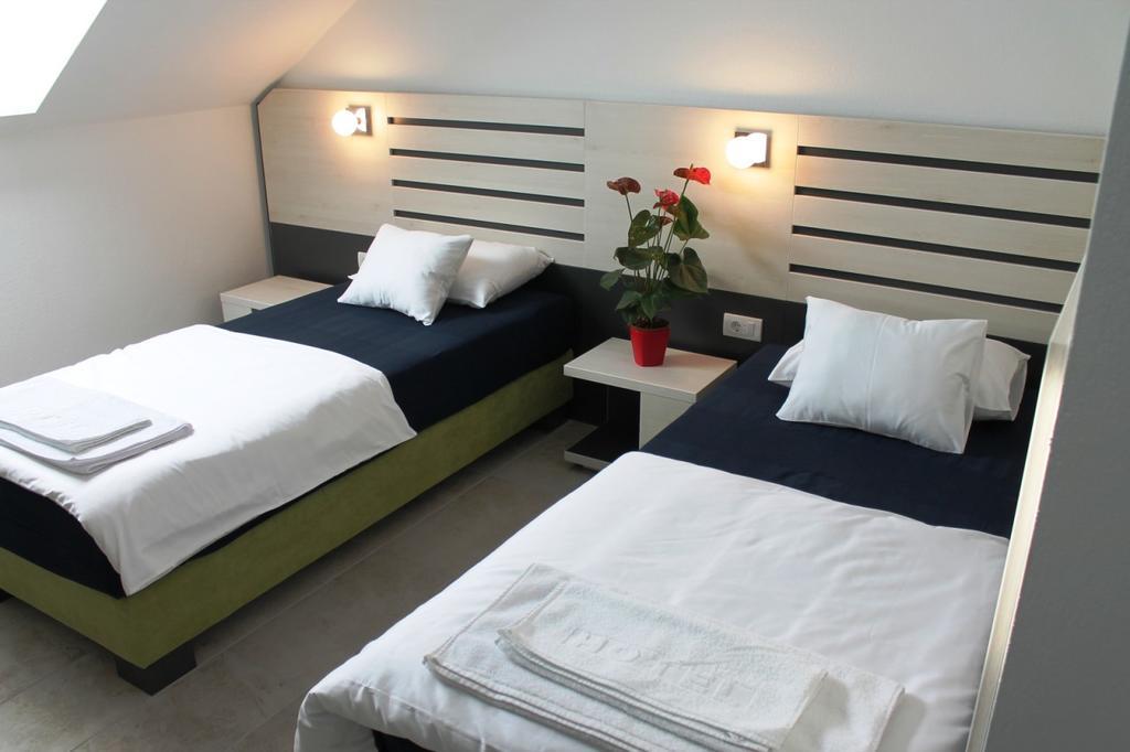 Garni Hotel 11Tica Dm Нови-Сад Экстерьер фото