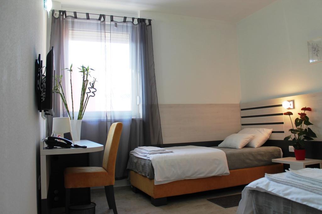 Garni Hotel 11Tica Dm Нови-Сад Экстерьер фото