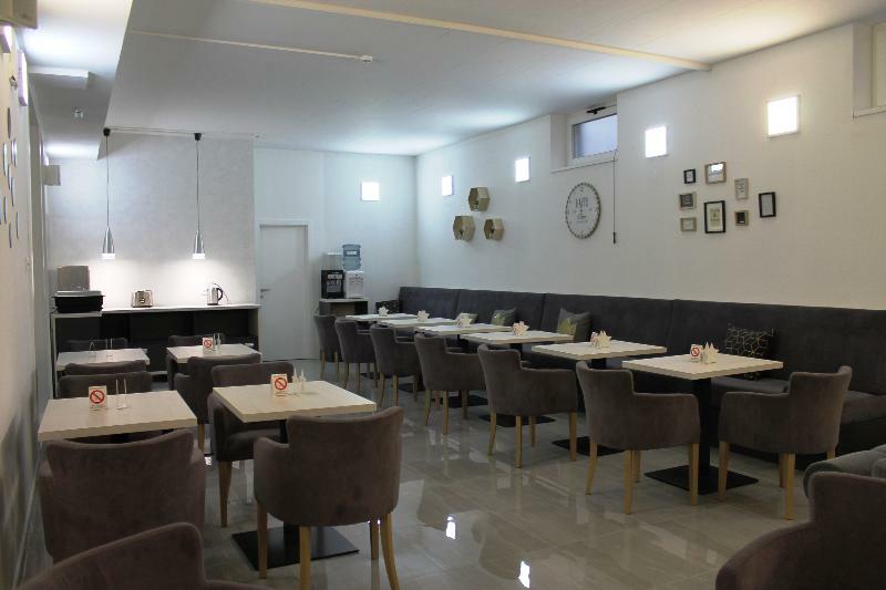 Garni Hotel 11Tica Dm Нови-Сад Экстерьер фото