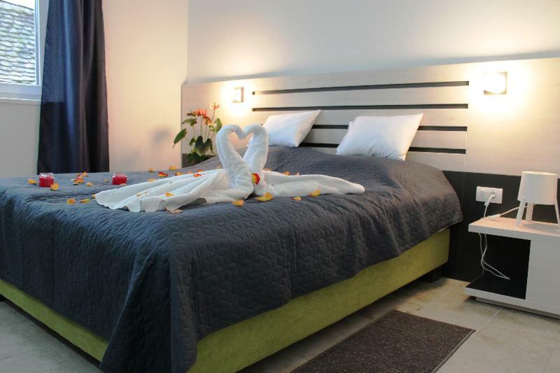 Garni Hotel 11Tica Dm Нови-Сад Экстерьер фото