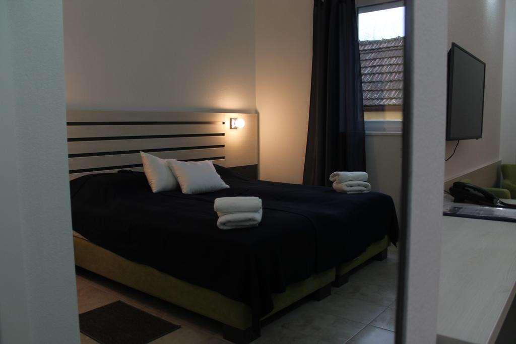 Garni Hotel 11Tica Dm Нови-Сад Номер фото